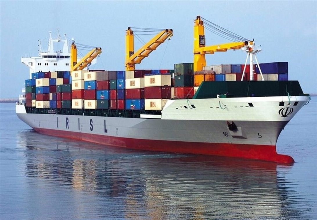 Ett stort IRISL containerfartyg lastat med färgglada fraktcontainrar och utrustat med gula lastkranar, navigerar på lugna vatten, representerande internationell godstransport.