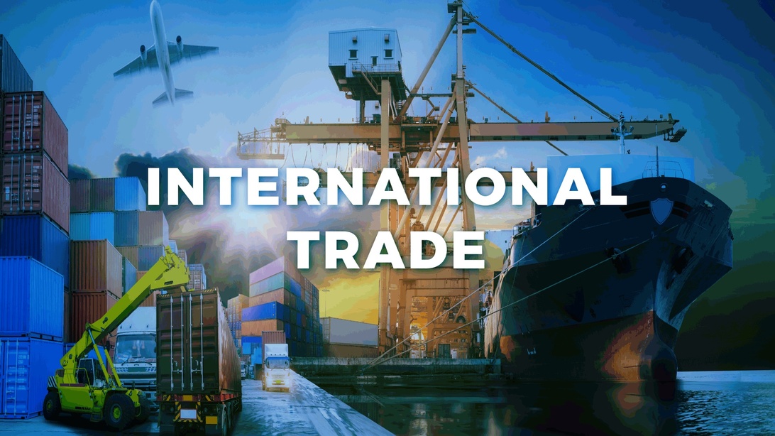 En sammansatt bild som visar en hamnanläggning med fraktcontainrar, lastutrustning och ett lastfartyg. Ett flygplan syns på himlen, vilket antyder multimodal transport. Texten 'INTERNATIONAL TRADE' är överlagd och belyser den globala affärsaspekten av sjöfartsverksamhet.